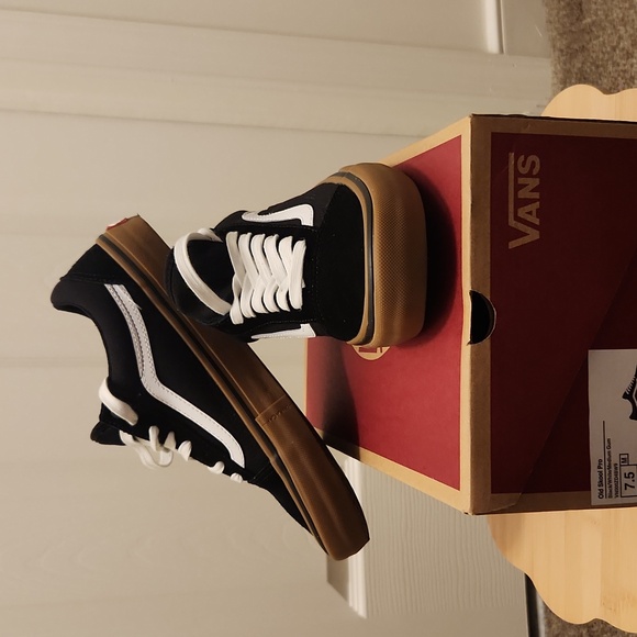 Unisex, 7.5 Black/ Gum Vans - Picture 1 of 4